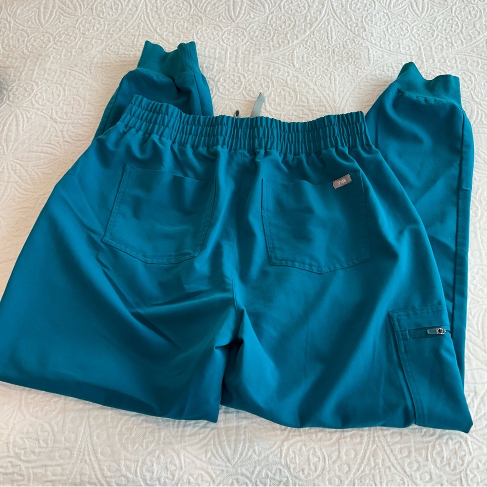 Figs Scrubs set, teal green, large Rafaela top, large tall joggers high waisted - Picture 8 of 8